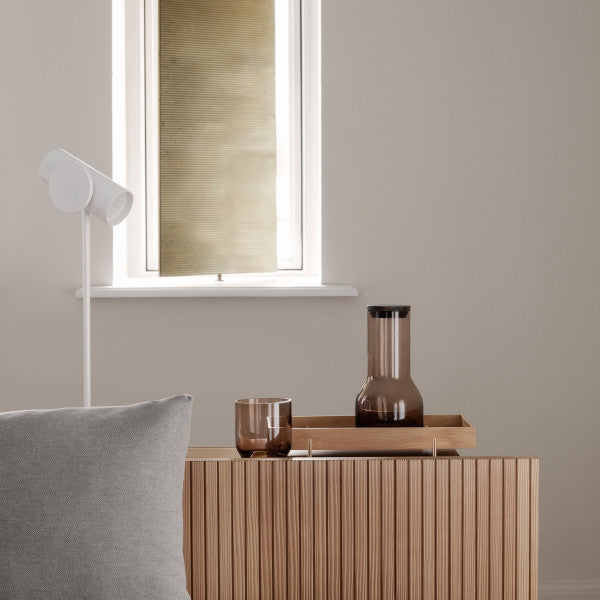 Il semplice e funzionale vassoio ABENTO è ideale per l'uso in cucina, in bagno, nell'area benessere, in ufficio o ovunque sia necessario un vassoio. Quando il vassoio non viene utilizzato per servire, è particolarmente adatto per la decorazione. Dimensioni: cm 50 x 30 x 8,5 h. In negozio e online su tuttochic.it