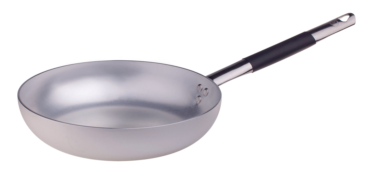 Cuocere al salto - Mantecare. Grazie al fondo stretto e all'angolatura ampia dello strumento di cottura permette di essere ottimale per cotture al salto di paste e per l'apertura di mitili (molluschi/cozze). Essendo in alluminio ha il vantaggio di essere uno strumento molto leggero. In negozio e online su tuttochic.it