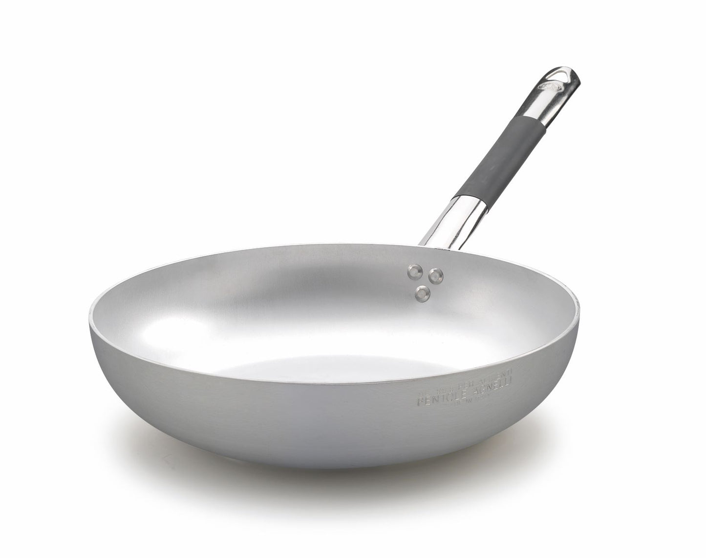 Cuocere al salto - Mantecare Grazie al fondo stretto e all'angolatura ampia dello strumento di cottura permette di essere ottimale per cotture al salto di paste e per l'apertura di mitili (molluschi/cozze). Essendo in alluminio ha il vantaggio di essere uno strumento molto leggero. In negozio e online su tuttochic.it