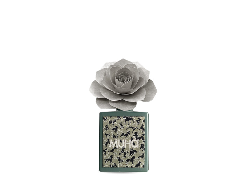 Profuma ambiente in una raffinata bottiglia di vetro verniciato con etichetta tessuta in jacquard e diffusore a forma di fiore in legno di betulla da 100 ml. Fragranza ACQUA E SALE sprigiona la freschezza della brezza del mare carica di ozono e dei profumi di anice, sale ecc. In negozio e online su tuttochic.it
