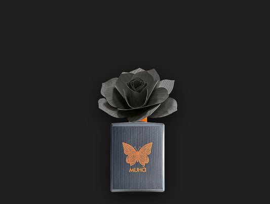 Profuma ambiente in una raffinata bottiglia di vetro verniciato con etichetta tessuta in jacquard e diffusore a forma di fiore in legno di betulla da 100 ml. Fragranza CEDRO E BERGAMOTTO La fragranza racchiude la calda luce e la vitale energia degli agrumi. Il sentore di buccia, ecc. In negozio e online su tuttochic.it