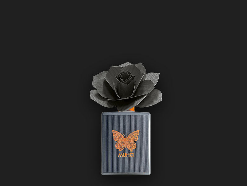 Profuma ambiente in una raffinata bottiglia di vetro verniciato con etichetta tessuta in jacquard e diffusore a forma di fiore in legno di betulla da 100 ml. Fragranza CEDRO E BERGAMOTTO La fragranza racchiude la calda luce e la vitale energia degli agrumi. Il sentore di buccia, ecc. In negozio e online su tuttochic.it