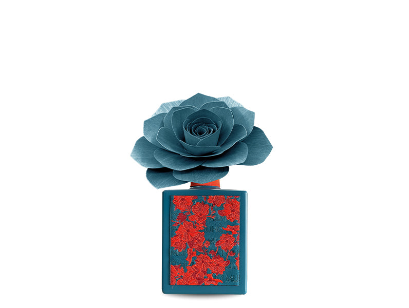 Profuma ambiente in una raffinata bottiglia di vetro verniciato con etichetta tessuta in jacquard e diffusore a forma di fiore in legno di betulla da 100 ml. Fragranza Melograno L’intenso profumo dell’arancio, pesca e melone riportando alla mente le assolate campagne siciliane, ecc. In negozio e online su tuttochic.it