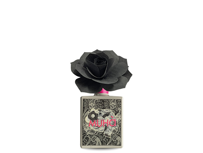 Profuma ambiente in una raffinata bottiglia di vetro verniciato con etichetta tessuta in jacquard e diffusore a forma di fiore in legno di betulla da 200 ml. Fragranza LEGNI E TÈ Ricordi di un souk d’oriente sono evocati dal profumo agrumato del bergamotto e dell’arancia...ecc. In negozio e online su tuttochic.it