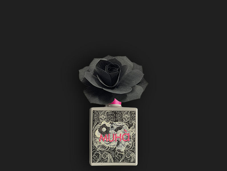 Profuma ambiente in una raffinata bottiglia di vetro verniciato con etichetta tessuta in jacquard e diffusore a forma di fiore in legno di betulla da 200 ml. Fragranza LEGNI E TÈ Ricordi di un souk d’oriente sono evocati dal profumo agrumato del bergamotto e dell’arancia...ecc. In negozio e online su tuttochic.it