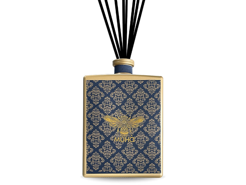 Profumatore per ambiente in una raffinata bottiglia di vetro verniciato con etichetta tessuta in jacquard e diffusore a forma di bastoncini in fibra da 3000 ml. FIORI DI COTONE Fragranza delicata e soave con note di bergamotto unite ad un cuore fiorito di mughetto, vaniglia ecc. In negozio e online su tuttochic.it