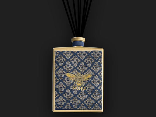 Profumatore per ambiente in una raffinata bottiglia di vetro verniciato con etichetta tessuta in jacquard e diffusore a forma di bastoncini in fibra da 3000 ml. FIORI DI COTONE Fragranza delicata e soave con note di bergamotto unite ad un cuore fiorito di mughetto, vaniglia ecc. In negozio e online su tuttochic.it