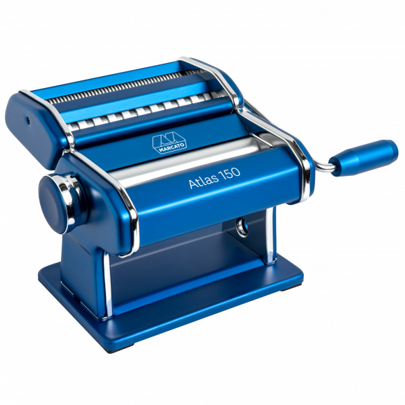 La più amata macchina manuale per la pasta fresca in casa. Icona del Design Made in Italy. Realizzata in acciaio di colore blu con rulli in lega di allumino anodizzato per alimenti. Con Atlas 150 realizzi lasagne, fettuccine, tagliolini. Atlas 150 non è lavabile in lavastoviglie! In negozio e online su tuttochic.it