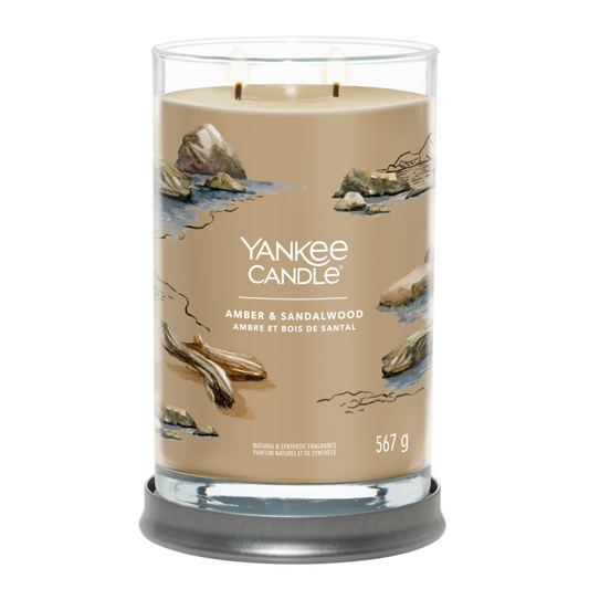 Una spiaggia isolata vi accoglie con la sua sabbia riscaldata dal sole e i profumi rilassanti che evocano il legno trasportato dal mare, il cardamomo e l'ambra. La candela tumbler presenta un coperchio di latta satinato rendendolo un perfetto sottocandela. Durata 60 a 100 ore. In negozio e online su tuttochic.it