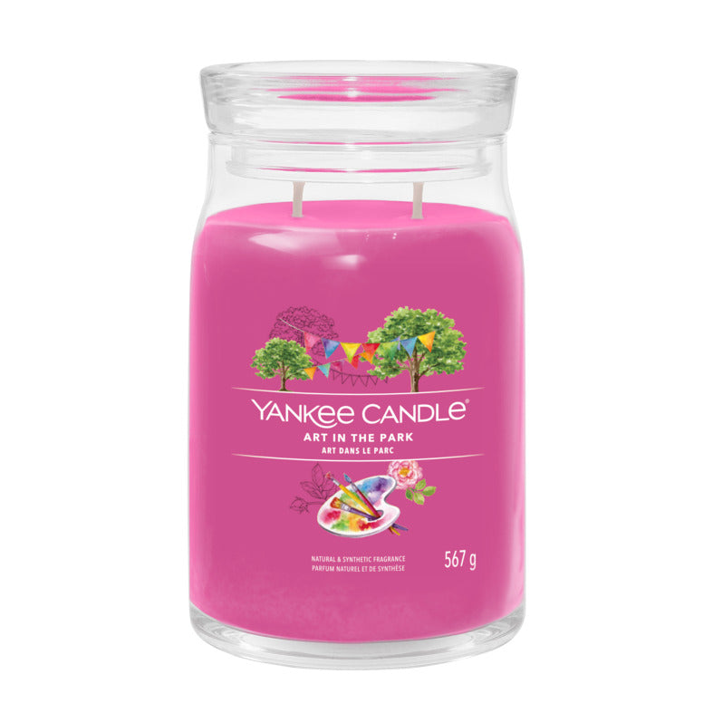 Scopri i vivaci profumi di un festival d'arte all’interno di un parco, con note che evocano la mela verde, fiori profumati e un accordo di fondo legnoso. Candela realizzata con due stoppini e un mix di altissima qualità di cera di soia. Tempo di combustione: 60 a 90 ore. In negozio e online su tuttochic.it