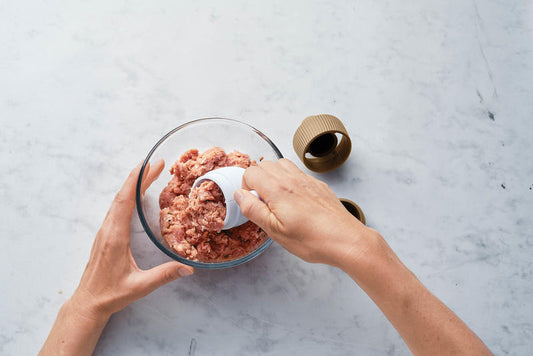 Pura perfezione: forma e riempie polpette piccole e grandi Lasciate a bocca aperta i vostri cari con polpette di carne o di verdure ripiene. Grazie a questo set di stampi potrete preparare polpette ripiene, perfettamente omogenee, in due formati diversi. In negozio e online su tuttochic.it