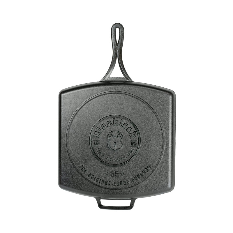 Bistecchiera quadrata in ghisa leggera e maneggevole con nuova finitura triple seasoned™ e rivestimento antiaderente. La griglia consente un ottima quadrettatura delle pietanze