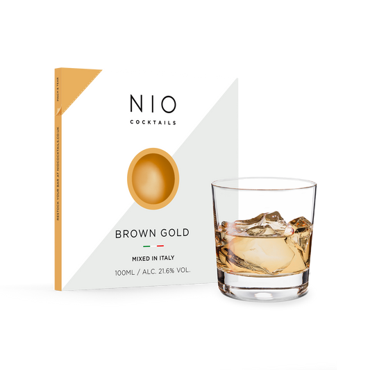 Cocktail Golden Brown Una bevanda da sera elegante e aromatica ricca di bourbon Bulleit, caffè e vaniglia. I cocktail NIO sono creati su ricetta di Patrick Pistolesi, miscelati artigianalmente in Italia con i migliori spirit e confezionati in packaging di design 100% riciclabile. In negozio e online su tuttochic.it