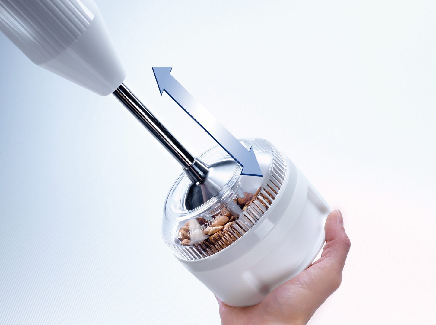 Macinino con lame per polverizzare adatto a tutti i Bamix, trita ingredienti secchi come erbe aromatiche, pane e cereali. Macina zucchero, spezie, cioccolato, formaggi stagionati e verdure essiccate. Incluso il Power Disc, viene utilizzato in combinazione con BX PROCESSOR per macinare il cibo in polveri fini.