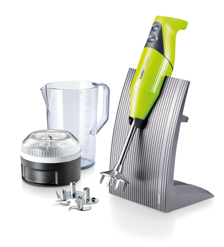 Swissline, precisione svizzera in un piccolo robot da cucina. Lama multiuso, Frusta, Mixer, Lama per carne e verdura. Supporto da banco. Caraffa da 1,0 Lt, Motore AC Doppio isolamento Lunghezza asta: 14 cm Lama multiuso La lama universale di Bamix. Tritura, taglia e mescola tutto. In negozio e online su tuttochic.it