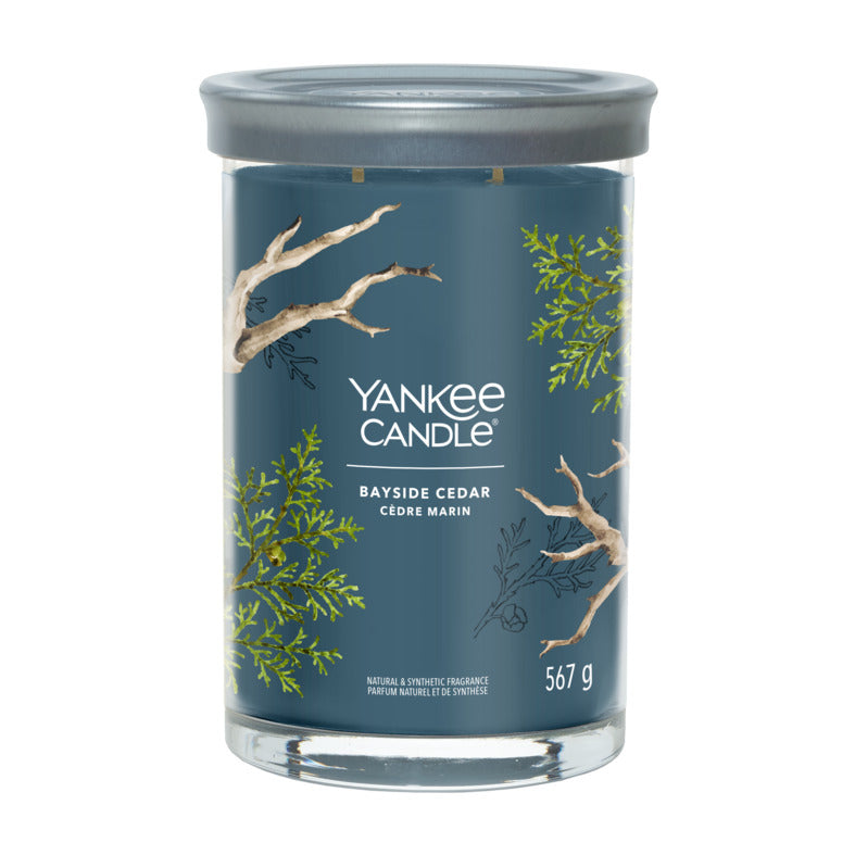 Una passeggiata lungo un sentiero nella foresta, con note rinfrescanti ispirate al pompelmo, ai fiori di mandarino e alla calda ambra. La candela tumbler presenta un coperchio di latta satinato che si adatta alla perfezione alla base rendendolo come sottocandela. Durata 60 a 100 ore. In negozio e online su tuttochic.it