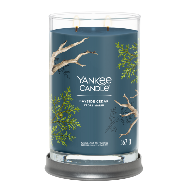 Una passeggiata lungo un sentiero nella foresta, con note rinfrescanti ispirate al pompelmo, ai fiori di mandarino e alla calda ambra. La candela tumbler presenta un coperchio di latta satinato che si adatta alla perfezione alla base rendendolo come sottocandela. Durata 60 a 100 ore. In negozio e online su tuttochic.it