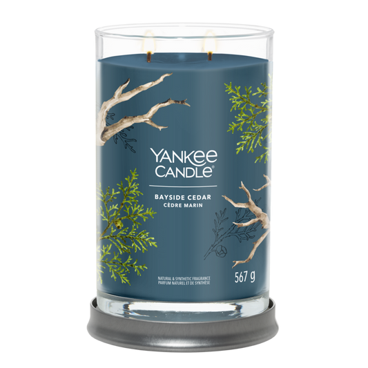 Una passeggiata lungo un sentiero nella foresta, con note rinfrescanti ispirate al pompelmo, ai fiori di mandarino e alla calda ambra. La candela tumbler presenta un coperchio di latta satinato che si adatta alla perfezione alla base rendendolo come sottocandela. Durata 60 a 100 ore. In negozio e online su tuttochic.it