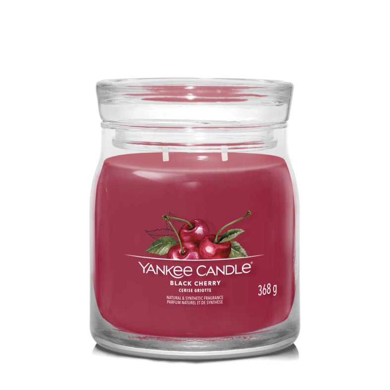 Informazioni sulla fragranza - Questa è una fragranza Fruttata. La deliziosa dolcezza del profumo ispirato alle amarene mature. Candela realizzata con due stoppini e un mix di altissima qualità di cera di soia. Tempo di combustione: 35 a 50 ore. In negozio e online su tuttochic.it