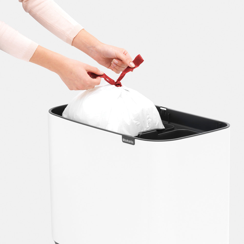 La pattumiera Bo Touch Bin Brabantia 23 + 11 litri in metallo di color bianco arreda con stile. Si apre con un leggero tocco. Facile da pulire - due secchi interni in plastica rimovibili. Dimensioni Lunghezza: 31,2 cm Larghezza : 54 cm Altezza: 68 cm Capacità: 34 litri Peso: 5,7 Kg. In negozio e online su tuttochic.it