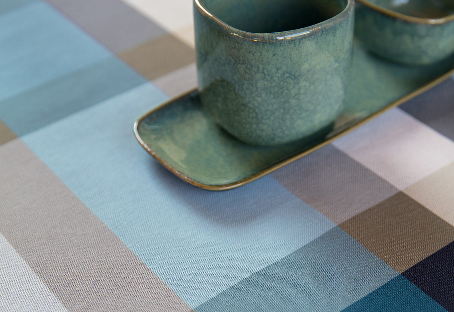 Strofinaccio da cucina singolo in puro cotone pettinato tessuto tinto filo rifinito con orlo senza tovaglioli. (tessuto tinto filo). Il tratto caratteristico dei tessuti Bossi è dato dalla tintura del filato. Ciò significa che i motivi sono ottenuti grazie alla tessitura di filati tinti. Dimensioni: cm 60 x 80