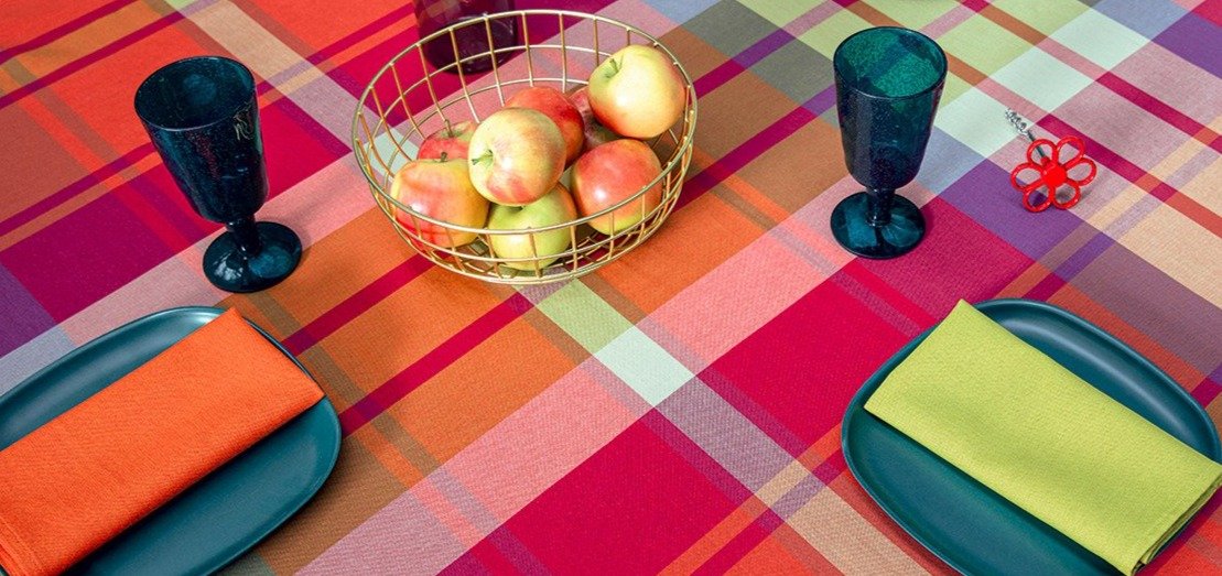 Runner + 2 tovaglioli in puro cotone pettinato tessuto tinto filo rifinito con orlo senza tovaglioli. Il tratto caratteristico dei tessuti Bossi è dato dalla tintura del filato. Ciò significa che i motivi sono ottenuti grazie alla tessitura di filati tinti. Runner: cm 50 x 150. In negozio e online tuttochic.it