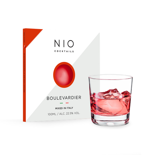 Cocktail Boulevardier Il Bulleit Bourbon aggiunge un ricco calore a questo sofisticato cocktail agrodolce. I cocktail NIO sono creati su ricetta di Patrick Pistolesi, miscelati artigianalmente in Italia con i migliori spirit e confezionati in packaging di design 100% riciclabile. In negozio e online su tuttochic.it