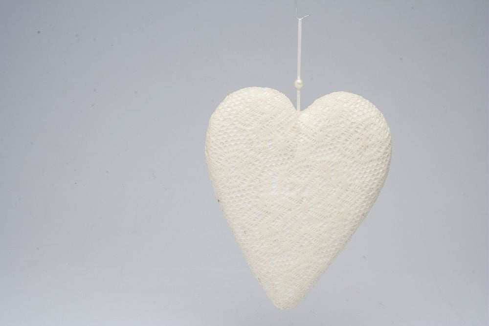 Cuore in polisterolo ricoperto di pizzo bianco e glitter. Dimensione / Diametro esterno in cm : 21 Larghezza in cm. : 26. In negozio e online su tuttochic.it