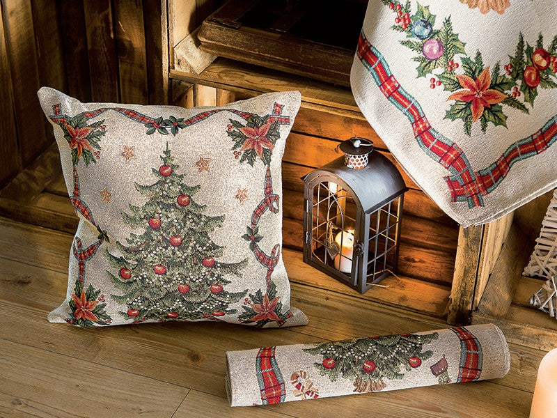 Tovaglia copritavolo decoro Christmas arricchito con fili dorati. Tessuto: 58% cotone - 32% poliestere - 10% acrilico. Made in Italy. Dimensioni: cm 140 x 180. In negozio e online su tuttochic.it