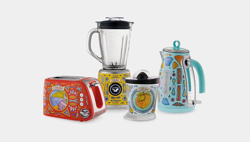 Bollitore senza fili con base girevole 360° Potenza 1850-2200W Alimentazione 220-240V~, 50/60Hz Elemento riscaldante nascosto Capacità caraffa 1,7L Corpo in acciaio inox. Accensione automatica/manuale Indicatore del livello dell’acqua esterno Protezione dal surriscaldamento. In negozio e online su tuttochic.it