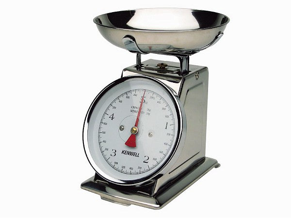 Bilancia da cucina analogica in acciaio inox. Portata massima kg 5, scala graduata per g 20. Rilevamento a vista con ago indicatore. Dimensioni cm 21x21x25.