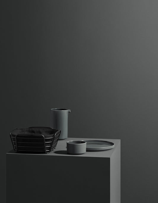 Cestino porta panini freschi, croissant o toast croccanti, serviti con stile nel cestino DELARA, sono un modo allegro per iniziare la giornata. Attraverso le aste è visibile un inserto in tessuto di cotone. L'inserto può essere rimosso per lavarlo. Dimensioni: cm 21 x 21 x 9 h. In negozio e online su tuttochic.it