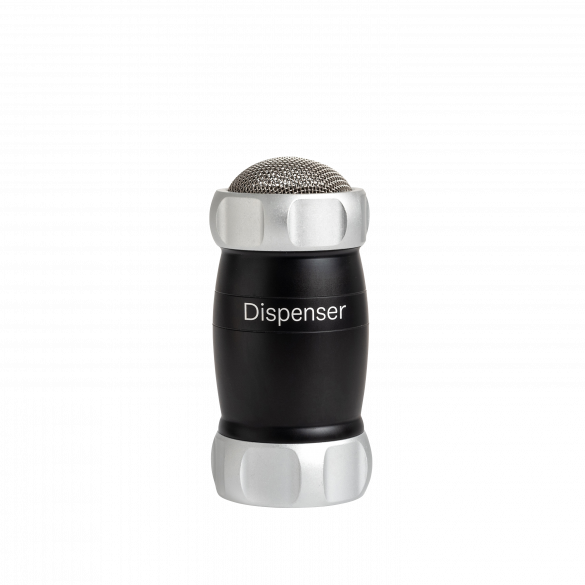 Con Dispenser, cospargere farina o semola di grano duro sulla pasta fresca, spezie sui piatti, zucchero a velo o cacao su dolci e biscotti, è un’operazione facile e precisa. Realizzato in lega di alluminio anodizzato di colore nero per alimenti. Dimensioni: cm 6 × 6 × 12.5 h. In negozio e online su tuttochic.it
