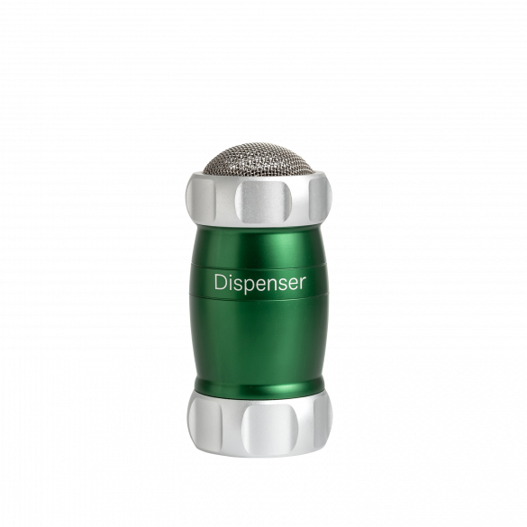 Con Dispenser, cospargere farina o semola di grano duro sulla pasta fresca, spezie sui piatti, zucchero a velo o cacao su dolci e biscotti, è un’operazione facile e precisa. Realizzato in lega di alluminio anodizzato di colore verde per alimenti. Dimensioni: cm 6 × 6 × 12.5 h. In negozio e online su tuttochic.it