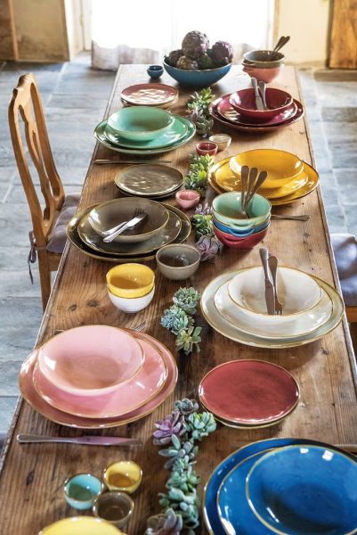 Piatto piano di colore ocra della linea Concerto. L’apparecchiatura è bellissima tono su tono o nei diversi abbinamenti di colore. Materiale: Stoneware Dimensioni: Ø 27 cm Lavabile in lavastoviglie Utilizzabile in microonde Non Utilizzabile in forno tradizionale. In negozio e online su tuttochic.it