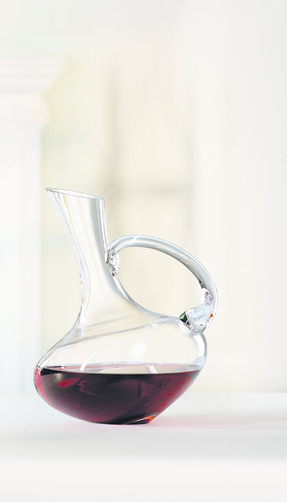 Decanter in vetro cristallino. Dimensioni: mm 195 x 258 h - Capacità: 1,0 lt. Lavabile in lavastoviglie. Selezioni di prodotti Spiegelau, in negozio e online su tuttochic.it