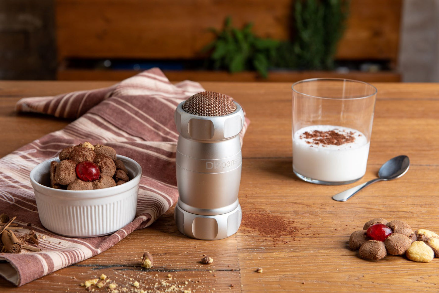 Con Dispenser, cospargere farina o semola di grano duro sulla pasta fresca, spezie sui piatti, zucchero a velo o cacao su dolci e biscotti, è un’operazione facile e precisa. Realizzato in lega di alluminio anodizzato di colore argento per alimenti. Dimensioni: cm 6 × 6 × 12.5 h. In negozio e online su tuttochic.it