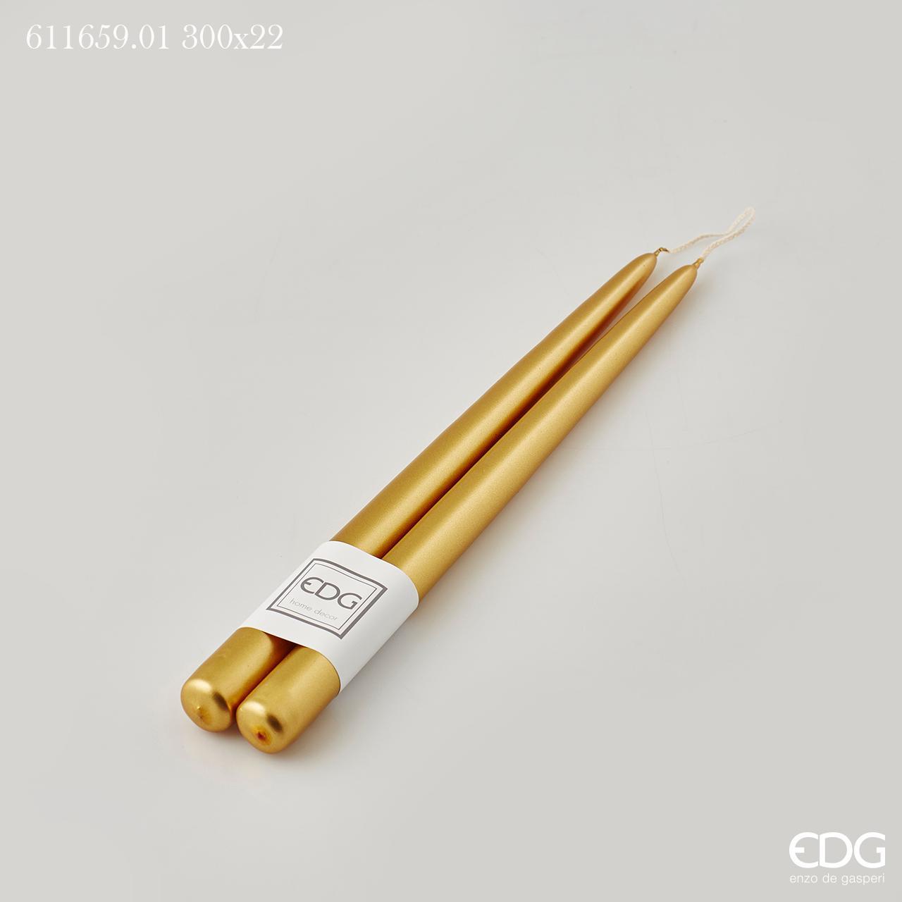 Set di 2 candele di colore oro metal. Dimensioni: mm 300 x 22 ø Durata 8 ore circa, gr. 70 Attenzione: uso decorativo non è un giocattolo, tenere lontano dalla portata dei bambini. In negozio e online su tuttochic.it