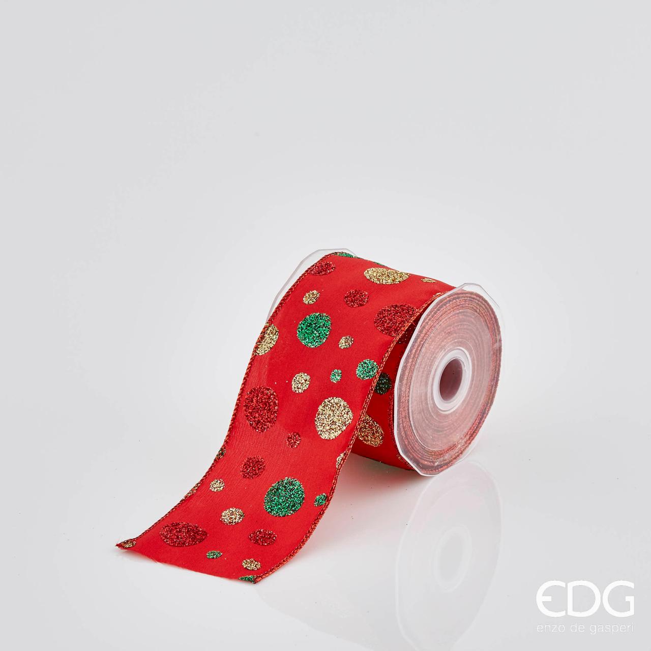 Nastro in tessuto rosso decorato con pois colorati con glitter, bordi modellabili grazie al filo in metallo che facilita la creazione di bellissimi fiocchi, coccarde e decorare alberi di Natale a piacere. Rotolo da 10 metri, nastro largo 60 mm. In negozio e online su tuttochic.it