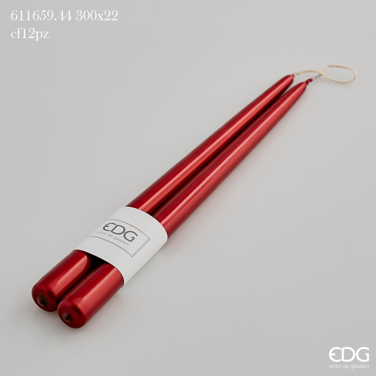 Set di 2 candele di colore rosso metal. Dimensioni: mm 300 x 22 ø Durata 8 ore circa, gr. 70 Attenzione: uso decorativo non è un giocattolo, tenere lontano dalla portata dei bambini. In negozio e online su tuttochic.it