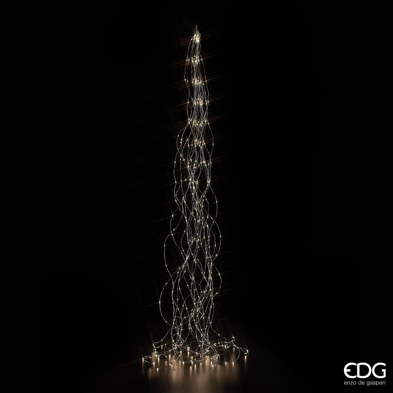 Cascata di 600 luci microled cavo argento luce calda. Lunghezza : h 3 mt (20 fili con 30 microled). Uso interno Consumo totale: 8,4 W. Durata 15000 ore. In negozio e online su tuttochic.it
