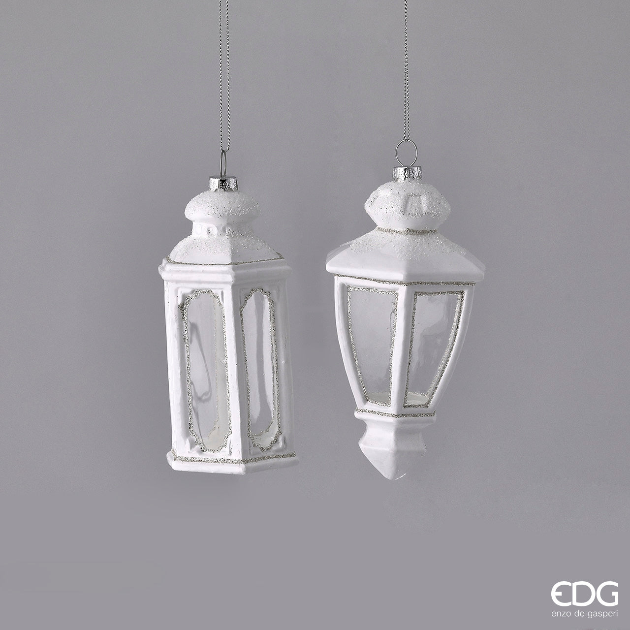 Decoro natalizio a forma di lanterna in vetro di colore bianco 2 modelli assortiti cm 15. In negozio e online su tuttochic.it