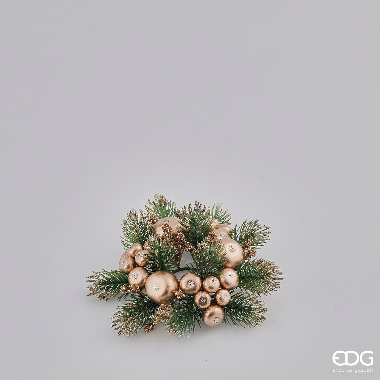 Corona per candele decorata con rametti di pino e meline oro. Diametro cm 12