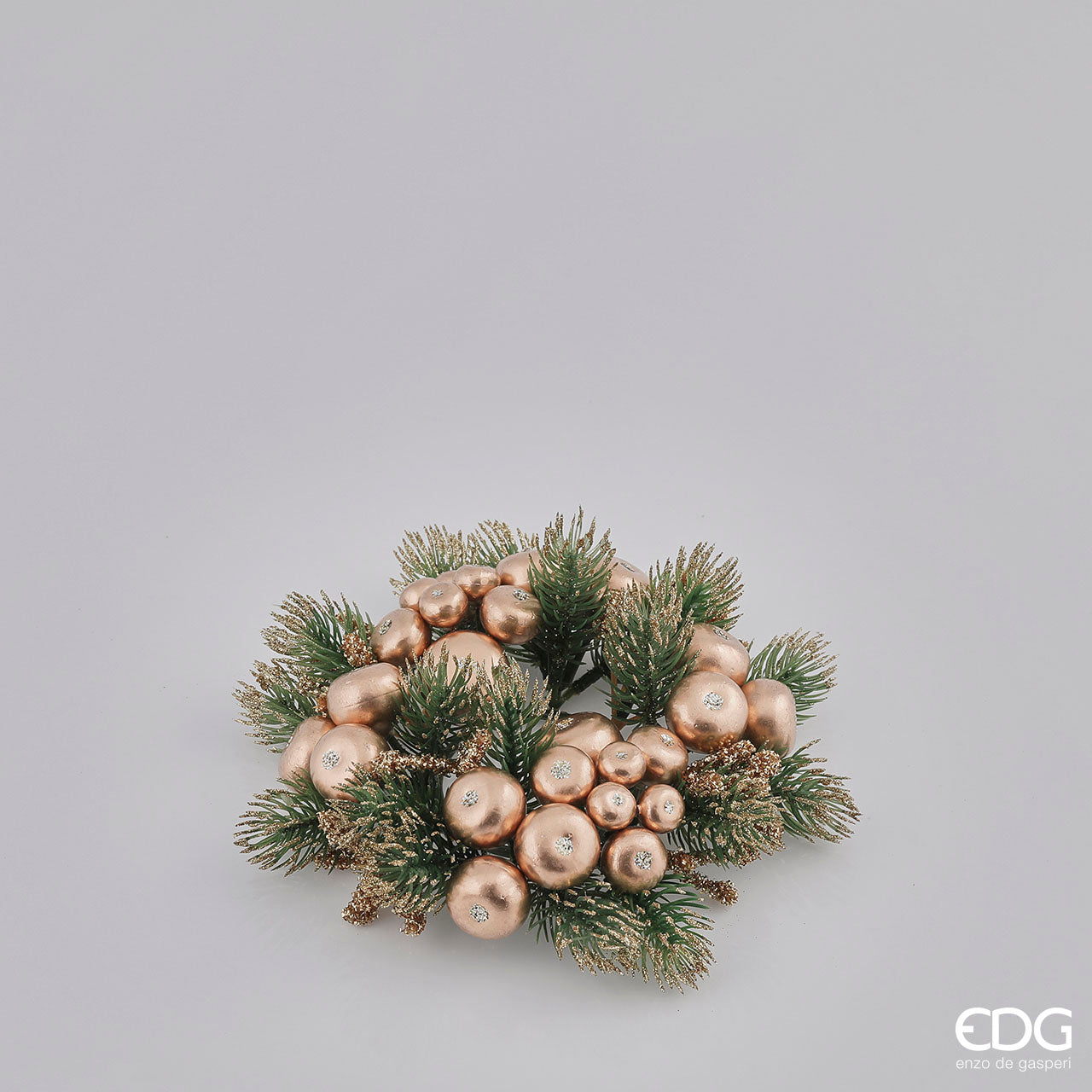 Corona per candele decorata con rametti di pino e meline dorate. Diametro cm 18