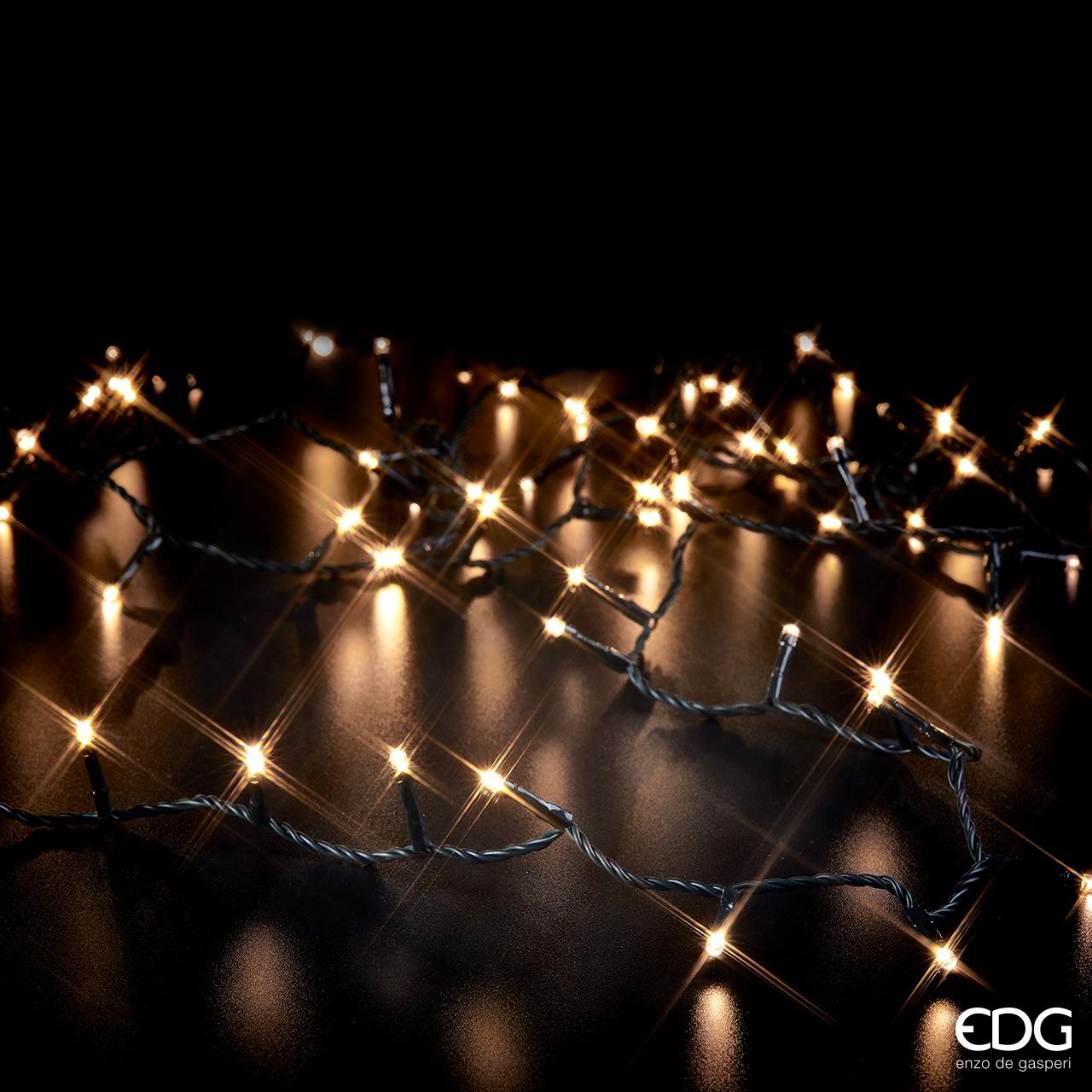 Filo con 180 luci fisse a led cavo pvc luce calda. Lunghezza : 3 mt. di filo + 13,5 mt con led. Uso interno/esterno Consumo totale: 3,6 W. Durata 15000 ore Categoria luci: Class II Caratteristiche tecniche: IP 44. In negozio e online su tuttochic.it