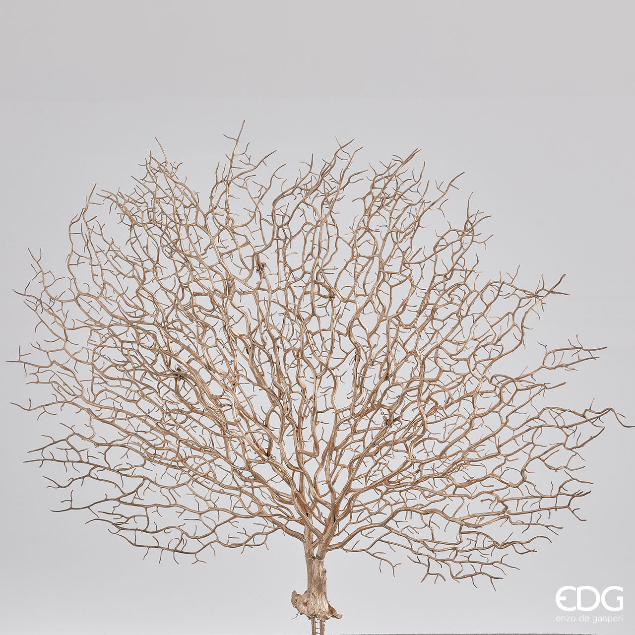 Ramo di corallo oro cm 46. Inserito in una composizione di fiori, il corallo dà volume e un aspetto più raffinato.