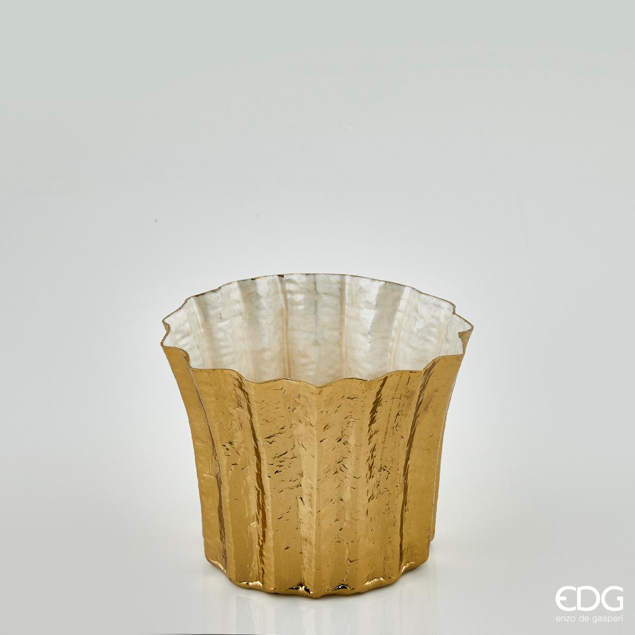 Vaso Brass in metallo colore oro, interno madreperlato avorio. Dimensioni: altezza cm. 20, diametro cm. 26. In negozio e online su tuttochic.it