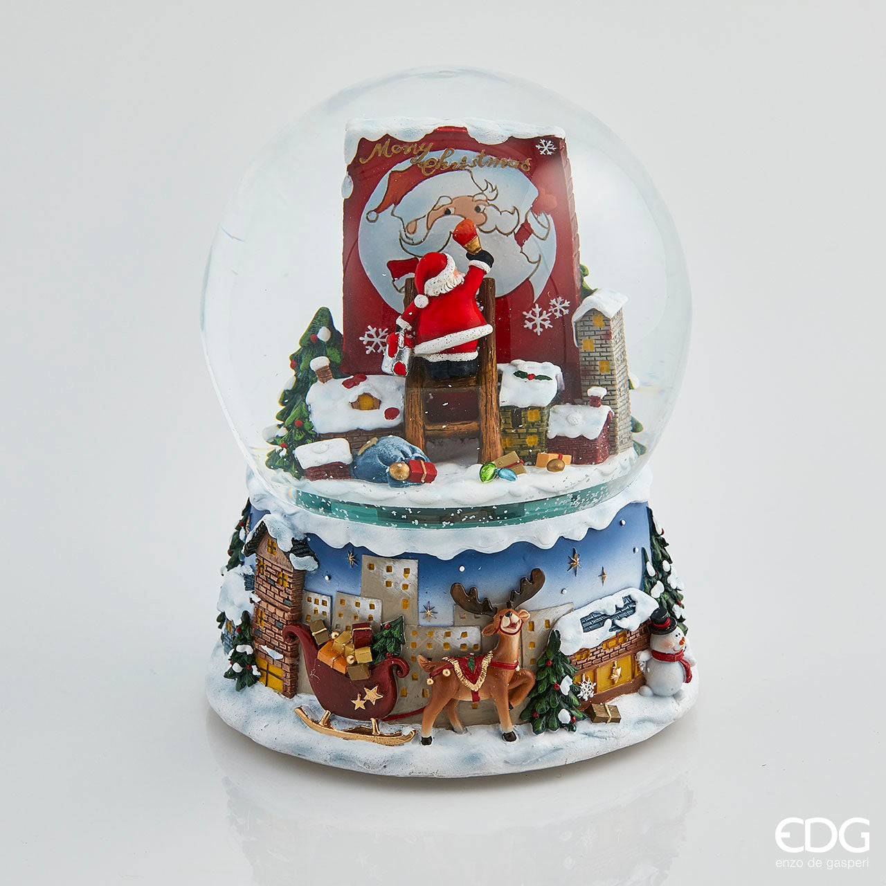 Sferacqua con babbo pittore in acqua con neve e carillon. Funziona con 3 stilo (incluse) per movimentare la neve e la azionare la musica. Dimensioni: cm 15 x 20 h