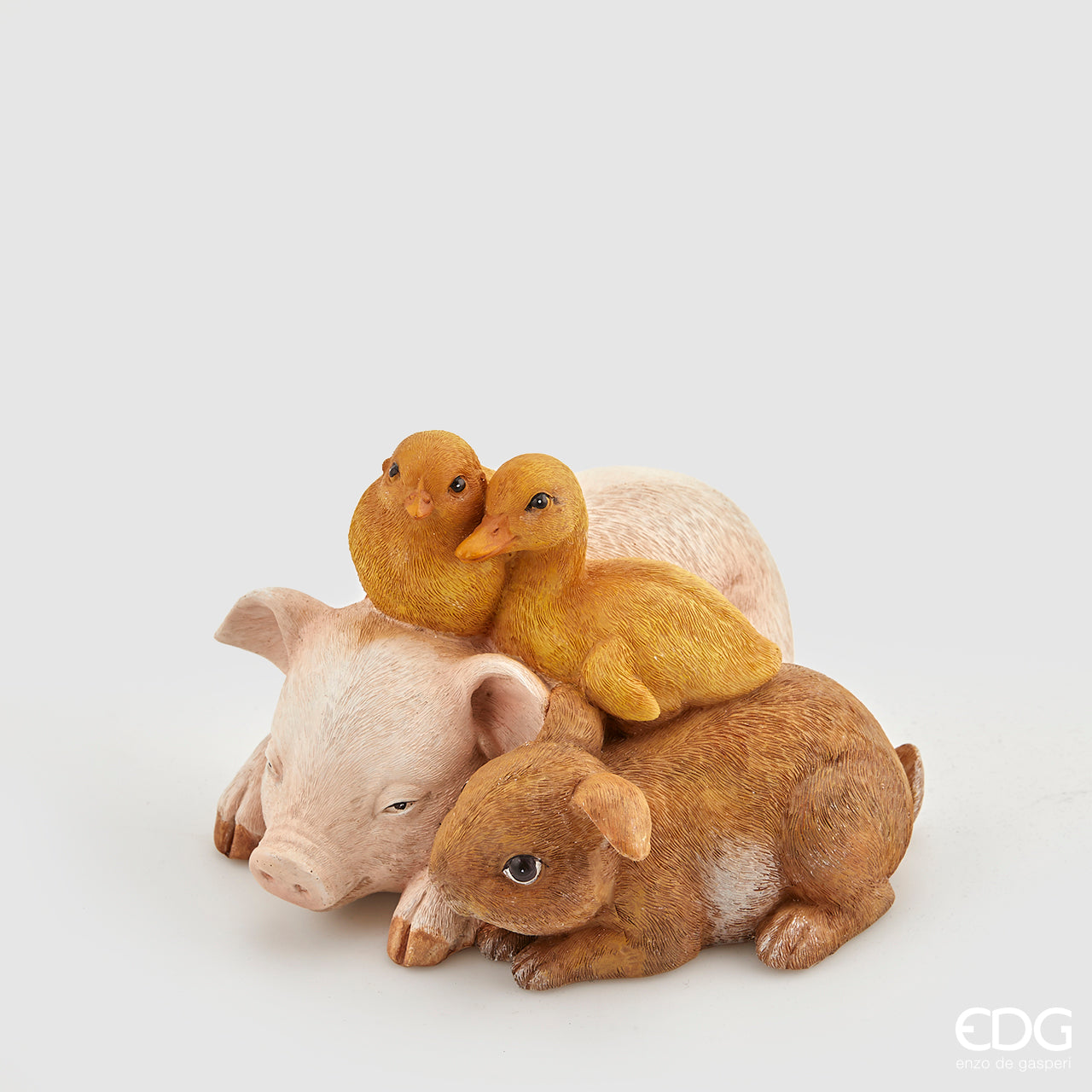 Maialino con coniglietto e pulcini in resina decorata. Dimensioni: cm 10 x 12,5 x 8,5 h. In negozio e online su tuttochic.it