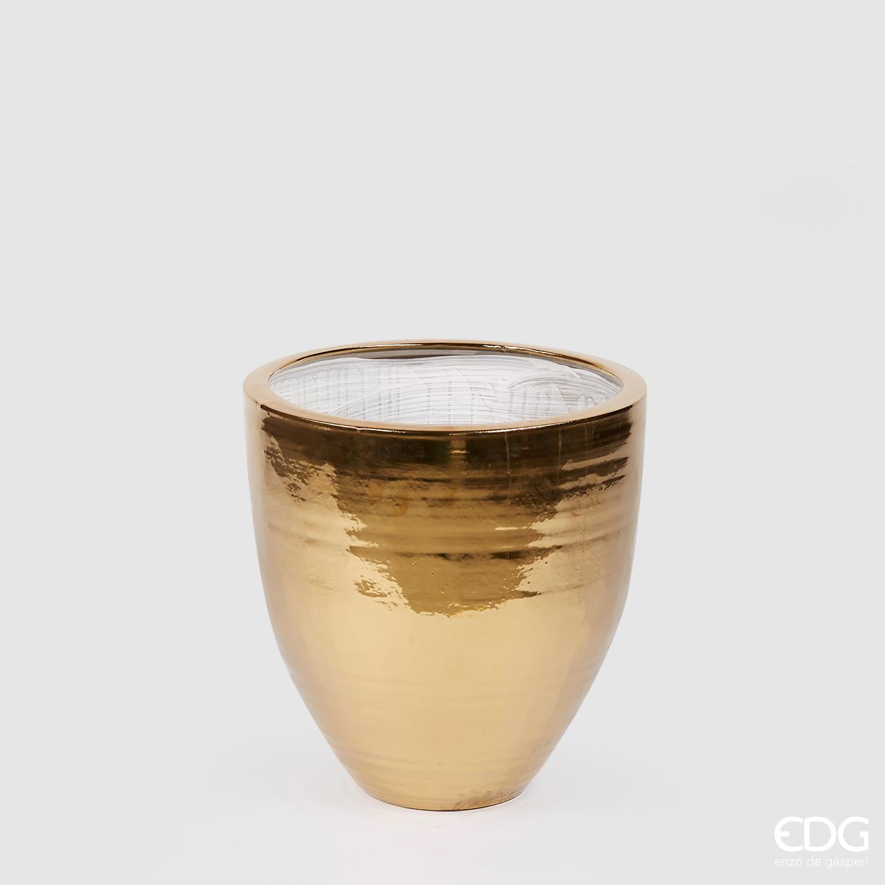 Caspò in ceramica di colore oro lucido. Dimensioni: diametro cm 43, altezza cm 45. Complementi d'arredo che abbelliscono i tuoi ambienti con un tocco di eleganza in negozio e online su tuttochic.it